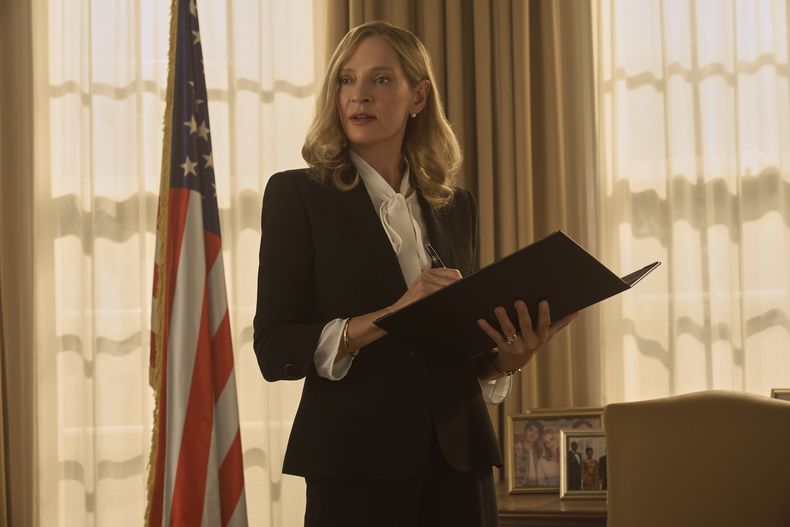 En esta imagen proporcionada por Amazon Studios, Uma Thurman en una escena de Red, White & Royal Blue. (Jonathan Prime/Amazon Studios vía AP)