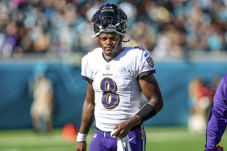 ARCHIVO - Lamar Jackson, quarterback de los Ravens de Baltimore, se dirige a la línea de banda tras solicitar una pausa en el partido dle 27 de noviembre de 2022, ante los Jaguars de Jacksonville (AP Foto/Gary McCullough, archivo)