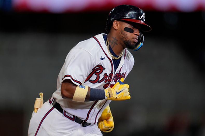 El venezolano Ronald Acuña Jr., de los Bravos de Atlanta, corre tras batear un jonrón en el octavo inning del encuentro del jueves 6 de agosto de 2026 ante los Marlins de Miami (AP Foto/Mike Stewart)