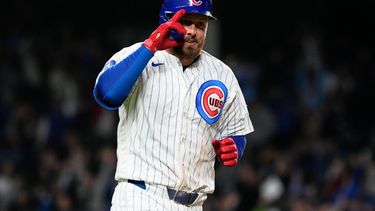 Michael Busch, de los Cachorros de Chicago, celebra mientras recorre las bases después de conectar un jonrón solitario durante la octava entrada de un partido de béisbol contra los Rojos de Cincinnati en Chicago, el martes 5 de mayo de 2026. (Foto AP/Nam Y. Huh)