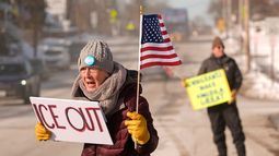 Rosie Grutze protesta contra la presencia de agentes del Servicio de Inmigración y Control de Aduanas, el miércoles 21 de enero de 2026, en Portland, Maine. (AP Foto/Robert F. Bukaty)