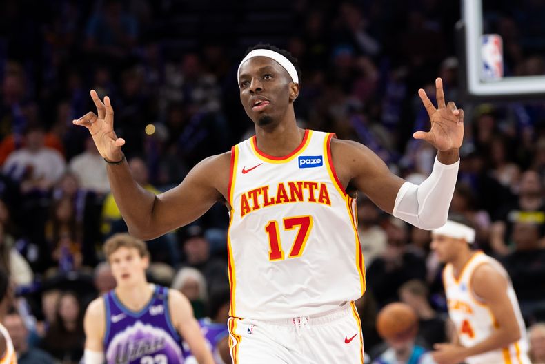 Onyeka Okongwu, alero de los Hawks de Atlanta, festeja en el duelo del jueves 13 de noviembre de 2025, ante el Jazz de Utah (AP Foto/Anna Fuder)