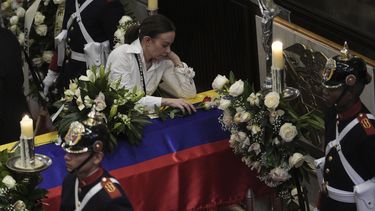 Claudia Tarazona se apoya en el ataúd de su esposo, el aspirante presidencial y senador opositor Miguel Uribe Turbay, quien murió a causa de las heridas sufridas cuando recibió un disparo en un mitin político, en el Congreso de Bogotá, Colombia, el martes 12 de agosto de 2025. (AP Foto/Iván Valencia)