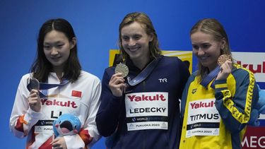 La medallista de plata china Li Bingjie junto la ganadora de la prueba de los 800 metros libres, la estadounidense Katie Ledecky y la australiana Ariarne Titmus, quien fue bronce celebran en la ceremonia de entrega de medallas del Campeonato Mundial en Fukuoka, Japón el sábado 29 de julio del 2023. (AP Foto/Lee Jin-man)