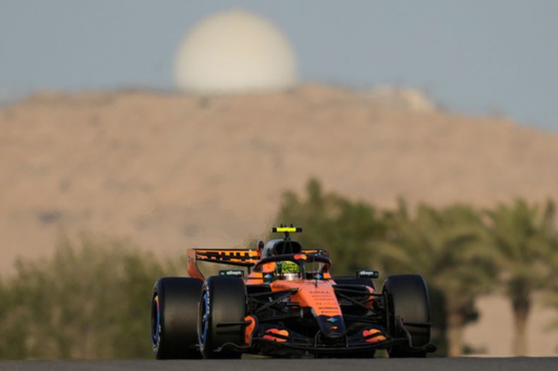 Lando Norris al volante de su McLaren durante la pretemporada de la Fórmula 1, el 11 de febrero de 2026, en Sakhir, Bahréin. (AP Foto/Altaf Qadri)
