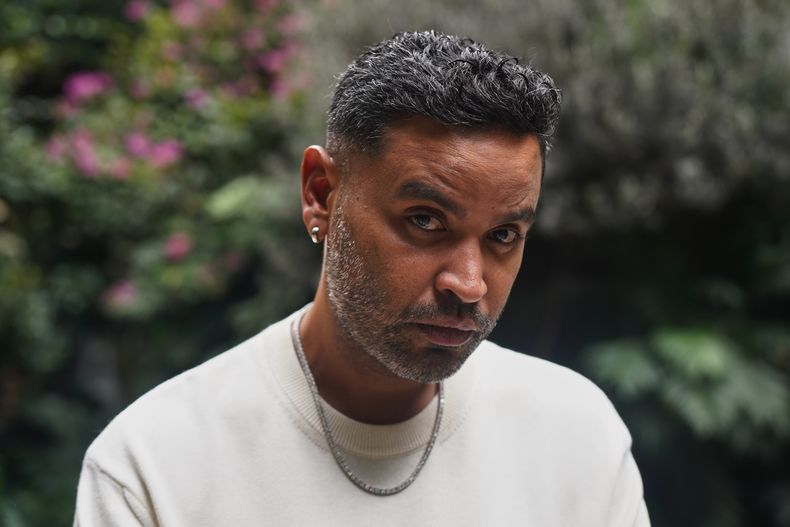 El reggaetonero puertorriqueño Zion posa para un retrato en la Ciudad de México, el 25 de septiembre de 2025. (Foto AP/Jon Orbach)