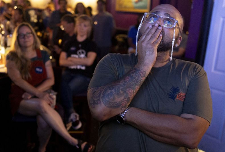 Jocardo Ralston, un estudiante de doctorado de 47 años de la Universidad de Pensilvania, reacciona al ver por televisión el debate presidencial entre Joe Biden y Donald Trump, en Tillies Lounge, el jueves 27 de junio de 2024, en Cincinnati. (AP Foto/Carolyn Kaster)