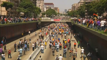 venezolanos vuelve a tomar las calles contra el regimen de maduro y el tribunal supremo  de justicia