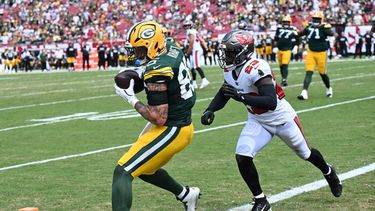 Tucker Kraft (85), ala cerrada de los Packers de Green Bay, atrapa un pase de touchdown mientras el profundo Tykee Smith (23), de los Buccaneers de Tampa Bay, defiende durante la segunda mitad del partido de la NFL, el domingo 4 de octubre de 2026, en Tampa, Florida. (AP Foto/Jason Behnken)
