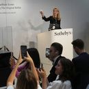 La funcionaria de subastas Aurélie Vandevoorde hace un gesto mientras el bolso Birkin original creado por Hermès para Jane Birkin se vendió en una subasta por 7 millones de euros o 8,2 millones de dólares, el jueves 10 de julio de 2025 en París. (AP Photo/Michel Euler)