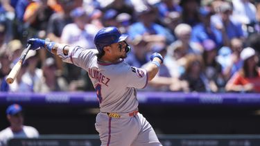 El venezolano Francisco Álvarez, de los Mets de Nueva York, conecta un sencillo en el juego ante los Rockies de Colorado, el domingo 8 de junio de 2025 (AP Foto/David Zalubowski)