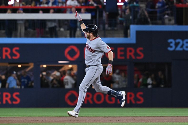 Daniel Schneemann (10) de los Guardianes de Cleveland recorre las bases tras conectar un jonrón solitario contra los Azulejos de Toronto en la primera entrada de un partido de béisbol en Toronto, el viernes 24 de abril de 2026. (Jon Blacker/The Canadian Press vía AP)
