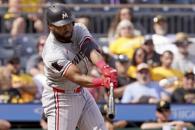 Manuel Margot, de los Mellizos de Minnesota, batea un triple remolcador de una carrera durante la 10ma entrada del juego de béisbol en contra de los Piratas de Pittsburgh, el domingo 9 de junio de 2024, en Pittsburgh. (AP Foto/Matt Freed)