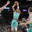Johnson comanda a Spurs en triunfo sobre Bucks