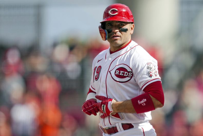 ARCHIVO - Foto del 24 de septiembre del 2023, Joey Votto de los Rojos de Cincinnati en primera base tras batear un sencillo en el juego ante los Piratas de Pittsburgh. El viernes 8 de marzo del 2024, Votto firma contrato de ligas menores con los Azulejos. (AP Foto/Aaron Doster, File)