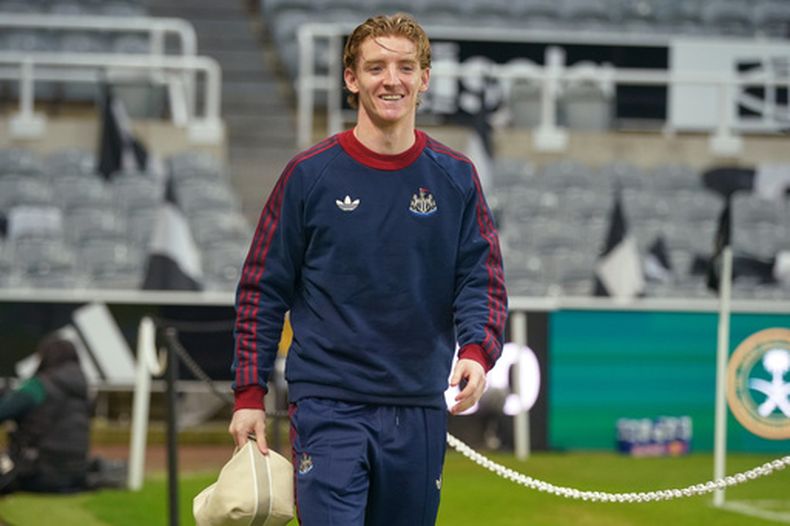 ARCHIVO - Anthony Gordon, del Newcastle, llega para el partido de fútbol de la quinta ronda de la Copa de la FA entre el Newcastle y el Manchester City en Newcastle, Inglaterra, el 7 de marzo de 2026. (Foto de archivo de AP/Ian Hodgson)