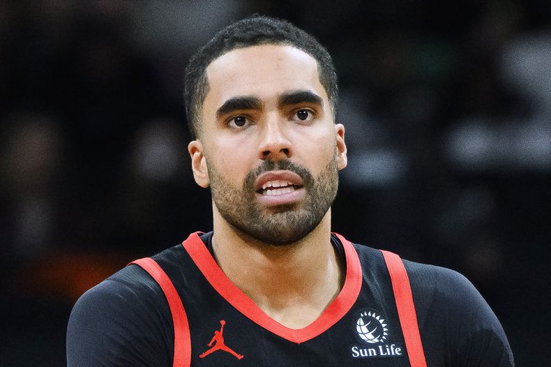 ARCHIVO - Foto del 18 de enero del 2024 el alero de los Raptors de Toronto Jontay Porter en el juego ante los Bulls de Chicago. (Christopher Katsarov/The Canadian Press via AP, Archivo)