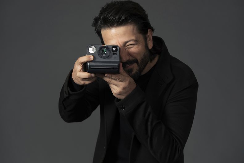 Diego Luna posa para promocionar Andor el martes 15 de abril de 2025, en Los Ángeles. (Foto Rebecca Cabage/Invision/AP)