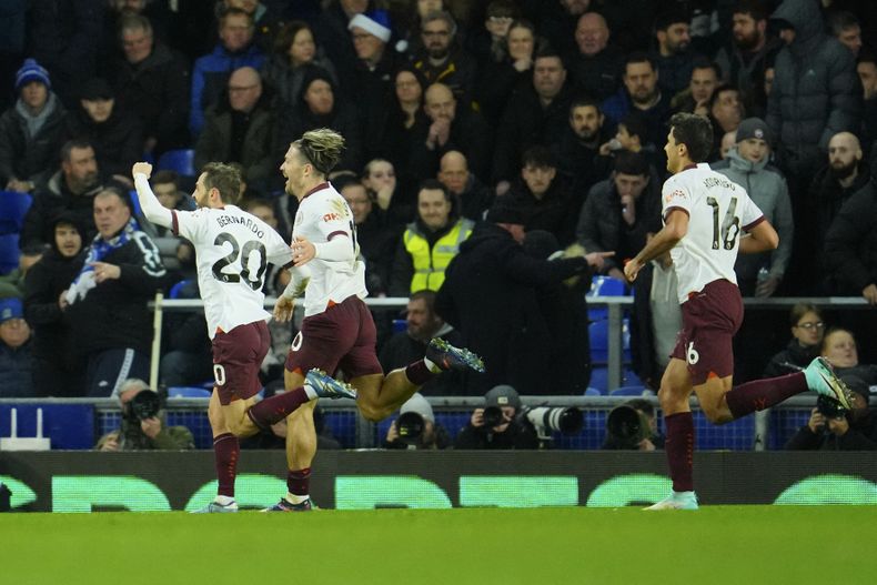 El portugués Bernardo Silva (izquierda), del Manchester City, festeja tras anotar ante el Everton en un duelo de la Liga Premier inglesa, el miércoles 27 de diciembre de 2023 (AP Foto/Jon Super)