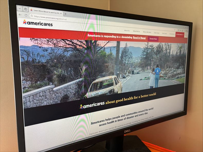 El sitio web de Americares en el monitor de una computadora, en Nueva York, el martes 8 de septiembre de 2026. (AP Foto/James Pollard)