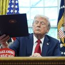 El secretario de personal de la Casa Blanca Will Scharf entrega al presidente Donald Trump una orden ejecutiva para que la firme, en la Oficina Oval de la Casa Blanca, el miércoles 23 de abril de 2025, en Washington. (AP Foto/Alex Brandon)