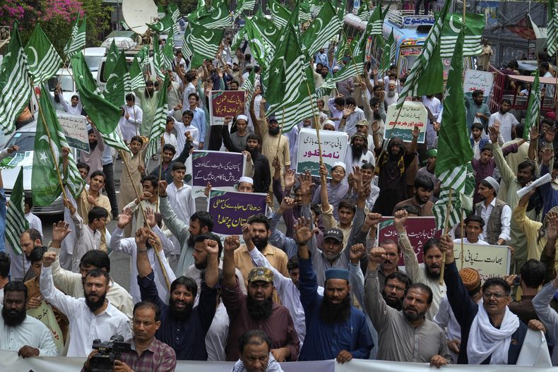 Partidarios del partido paquistaní Liga Musulmana Murkazi, corean eslóganes durante una manifestación contra la suspensión de un tratado de aguas con India, en Lahore, Pakistán, el 24 de abriln de 2025. (AP Foto/K.M. Chaudary)