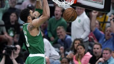Jayson Tatum de los Celtics de Boston clava el balón en el séptimo partido ante los 76ers de Filadelfia en las semifinales de la Conferencia Este de la NBA, el domingo 14 de mayo de 2023. (AP Foto/Steven Senne)