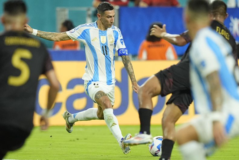 El atacante Angel Di María se apresta a rematar durante el partido contra Perú por la Copa América, el sábado 29 de junio de 2024, Miami Gardens, Florida. (AP Foto/Rebecca Blackwell)