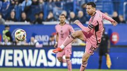El argentino Lionel Messi, del Inter Miami, remata en el partido de la MLS ante CF Montreal, el 11 de mayo de 2024. (Graham Hughes/The Canadian Press vía AP)