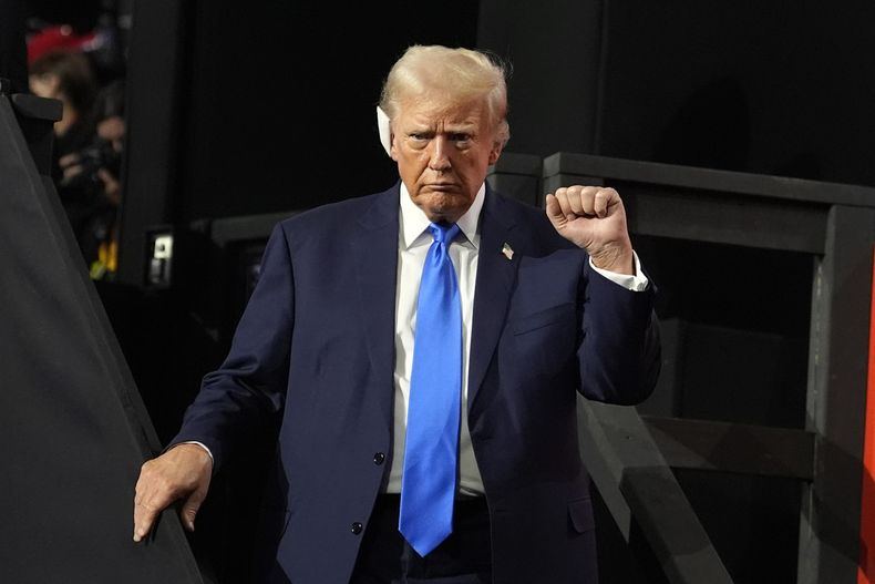 El candidato presidencial republicano Donald Trump baja del escenario al concluir el segundo día de la Convención Nacional Republicana en el Fiserv Forum, el martes 16 de julio de 2024, en Milwaukee. (AP Foto/Carolyn Kaster)