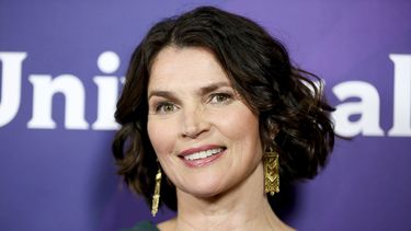 ARCHIVO - Julia Ormond, miembro del elenco de la serie de televisión Incorpored, llega a la gira de prensa de verano de la Asociación de Críticos de Televisión de NBCUniversal el miércoles 3 de agosto de 2016 en Beverly Hills, California. Ormond presentó una demanda el miércoles 4 de octubre. 2023, acusando al ex productor de cine Harvey Weinstein de agredirla sexualmente en 1995 y luego obstaculizar su carrera, incluyó a Walt Disney Company, Miramax y sus exagentes por omisión ante el peligro que representaba Weinstein. (Foto Rich Fury/Invision/AP, archivo)