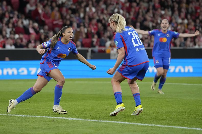 Delphine Cascarino del Lyon celebra con su compañera Lindsey Horan el primer gol en el encuentro de cuartos de final de la Liga de Campeones de mujeres ante el Benfica el martes 19 de marzo del 2024. (AP Foto/Armando Franca)