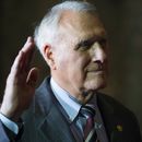Jon Kyl presta juramento para ocupar el escaño de McCain
