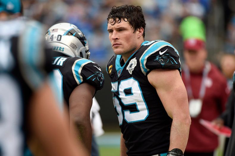 FILE - El linebacker central de los Panthers de Carolina, Luke Kuechly (59), es visto en la banda durante la primera mitad de un partido de fútbol americano de la NFL contra los Saints de Nueva Orleans en Charlotte, Carolina del Norte, el domingo 29 de diciembre de 2019. (Foto AP/Mike McCarn, Archivo)