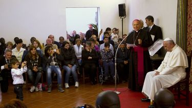 americateve | Un ni&ntilde;o fotograf&iacute;a al papa Francisco durante la reuni&oacute;n de &eacute;ste con gente pobre en la residencia del arzobispo en As&iacute;s, Italia, el viernes 4 de octubre de 2013. (Foto AP/Alessandra Tarantino, pool)