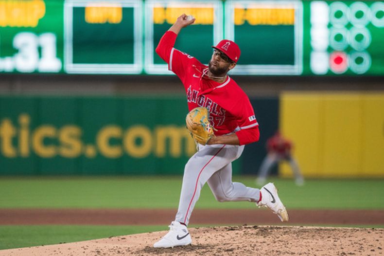 El lanzador de los Angelinos de Los Ángeles, Walbert Ureña, lanza durante la quinta entrada de un partido de béisbol contra los Atléticos en West Sacramento, California, el sábado 20 de junio de 2026. (Foto AP/Nic Coury)