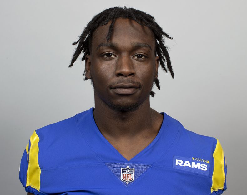 ARCHIVO- Derion Kendrick, jugador de los Rams de Los Ángeles, posa para la foto oficial del equipo, el viernes 13 de mayo de 2022, en Inglewood, California. Kendrick fue arrestado la madrugada del lunes 16 de octubre de 2023 por el delito grave de llevar un arma oculta. (AP Foto/Archivo)