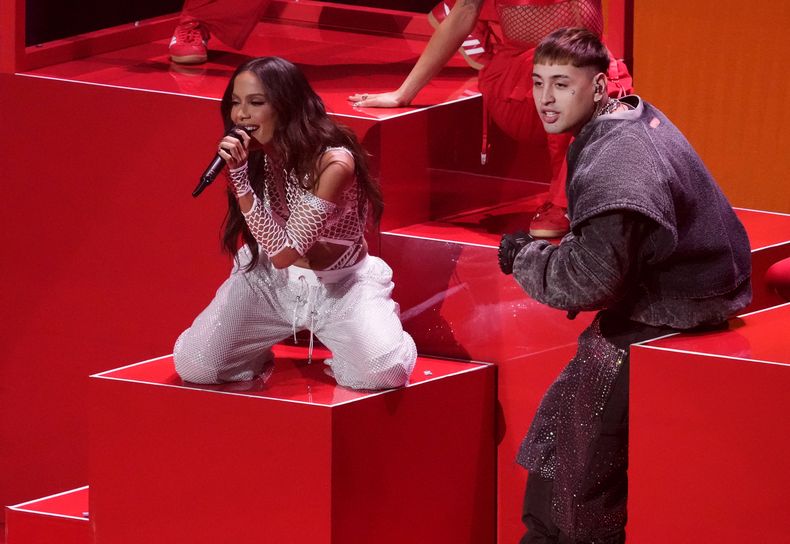 Anitta, izquierda, y Tiago PZK durante su presentación en los Premios MTV a los Videos Musicales el miércoles 11 de septiembre de 2024 en el UBS Arena de Elmont, Nueva York. (Foto Charles Sykes/Invision/AP)