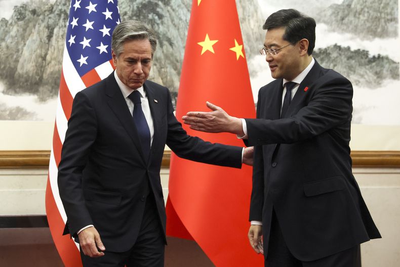 En esta imagen de archivo, el secretario de Estado de Estados Unidos, Antony Blinken (izquierda), se reúne con el ministro chino de Exteriores, Qin Gang, en Beijing, China, el 18 de junio de 2023. (Leah Millis/Pool Foto vía AP, archivo)