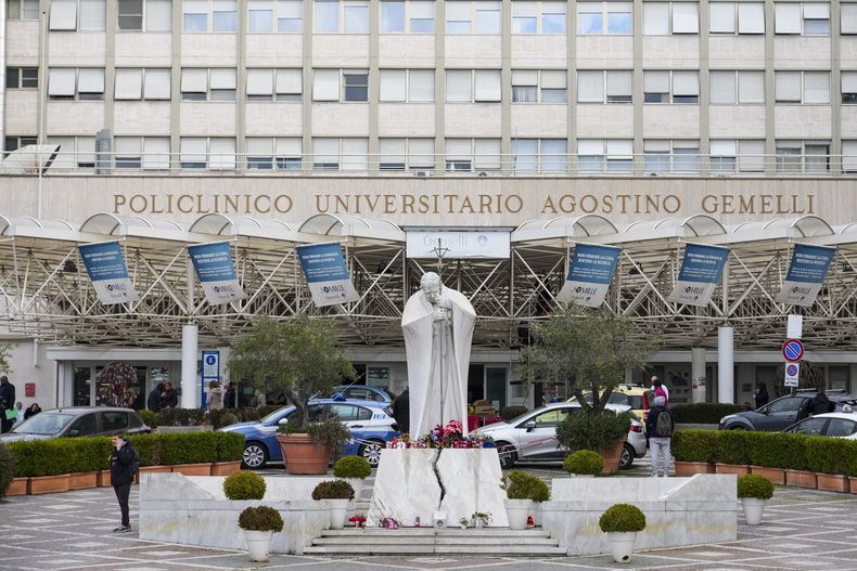 Una escultura del papa Juan Pablo II se yergue ante la Policlínica Agostino Gemelli, donde está hospitalizado el papa Francisco, el lunes 17 de febrero de 2025, en Roma. (AP foto/Andrew Medichini)