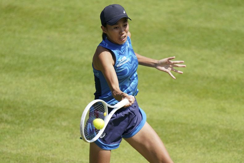La china Shuai Zhang en acción en la primera ronda ante la estadounidense Emina Bektas en el Torneo de Birmingham el miércoles 21 de junio del 2023. (Jacob King/PA via AP)
