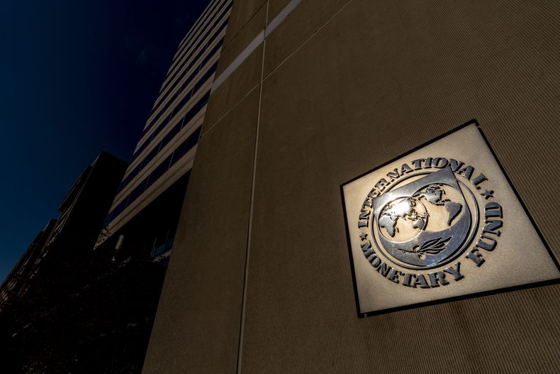 ARCHIVO - El sol brilla sobre el edificio del Fondo Monetario Internacional, el 5 de abril de 2021, en Washington. El FMI aprobó el jueves 19 de diciembre de 2024 un desembolso de 500 millones de dólares a Ecuador, el segundo de un crédito total de 4.000 millones de dólares, informó el ministerio de Finanzas de ese país. (Foto AP/Andrew Harnik, Archivo)