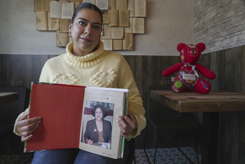 Artemisa Belmonte sostiene una fotografía de su madre, Artemisa Ibarra Rodríguez, durante una entrevista en Ciudad Juárez, México, el martes 21 de enero de 2025. Belmonte, cuya madre y tres tíos desaparecieron en 2011, inició una petición contra la película Emilia Pérez para detener proyecciones y premios de la película. (Foto AP/Martín Silva)