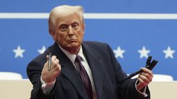 El presidente Donald Trump arroja al público las plumas que usó para firmar órdenes ejecutivas en un evento de celebración de la investidura presidencial en Washington, el lunes 20 de enero de 2025. (AP Foto/Matt Rourke)