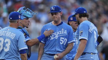 Kris Bubic (50), abridor de los Reales de Kansas City, sale del partido durante la tercera entrada del segundo juego de una doble cartelera de béisbol de Grandes Ligas frente a los Guardianes de Cleveland, el sábado 26 de julio de 2025, en Kansas City, Missouri. (AP Photo/Charlie Riedel)
