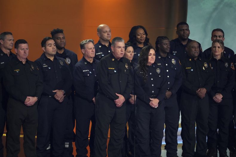 Miembros del Departamento de Bomberos del Condado de Los Ángeles presentan el premio al álbum del año durante la 67ª entrega anual de los Premios Grammy el domingo 2 de febrero de 2025 en Los Ángeles. (Foto AP/Chris Pizzello)