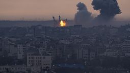 El humo se eleva después de un ataque aéreo israelí en la Franja de Gaza el lunes 9 de octubre de 2023. (AP Foto/Fatima Shbair)