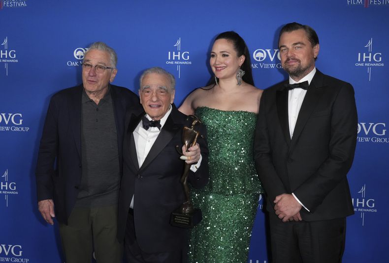 Robert De Niro, de izquierda a derecha, Martin Scorsese, Lily Gladstone, y Leonardo DiCaprio, ganadores del premio vanguardia por Killers of the Flower Moon, posan en la sala de prensa de la 35a edición anual del Festival de Internacional de Cine de Palm Springs el 4 de enero de 2024, en Palm Springs, California. (Foto Jordan Strauss/Invision/AP)