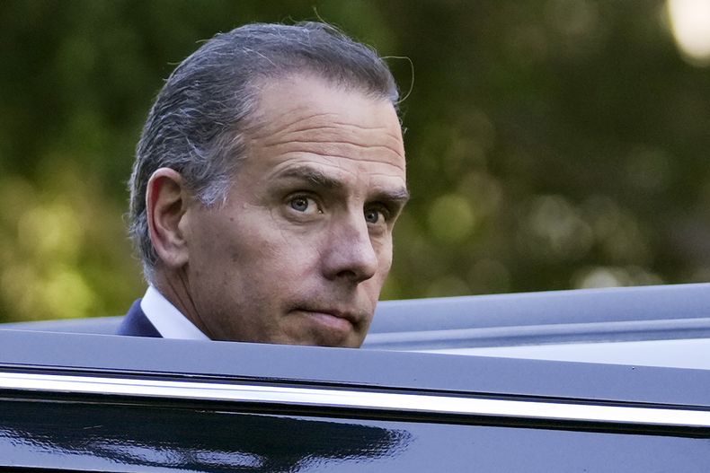 ARCHIVO - Hunter Biden entra en un vehículo a su salida de una corte federal el jueves 5 de septiembre de 2024 en Los Ángeles, tras declararse culpable de cargos de impuestos federales. (AP Foto/Eric Thayer, Archivo)