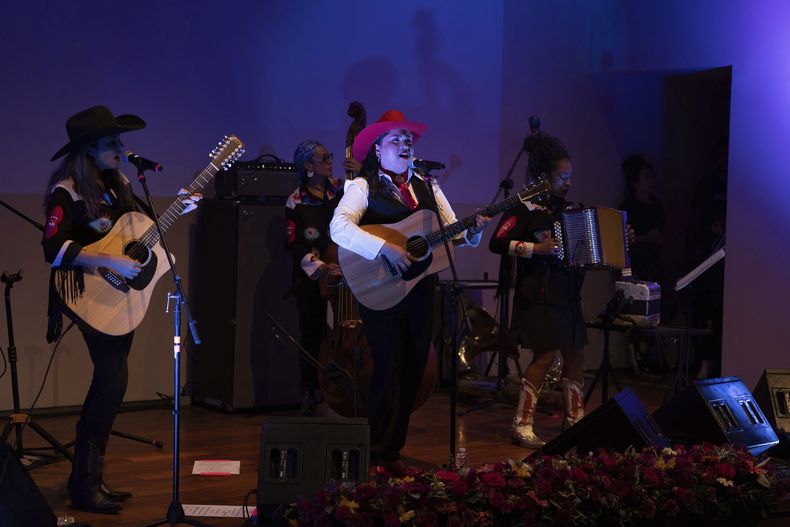 La cantante mexicana de corridos Vivir Quintana presenta su nuevo álbum, sobre la violencia contra las mujeres, en la Ciudad de México, el jueves 24 de abril de 2025. (Foto AP/Aurea Del Rosario)